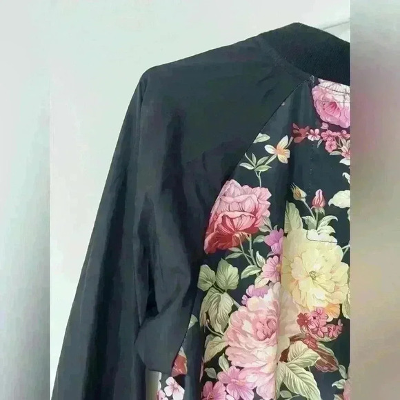 Garage Women’s Pink Black Lightweight Spring Summer Floral Bomber  Jacket XS - Picture 2 of 4